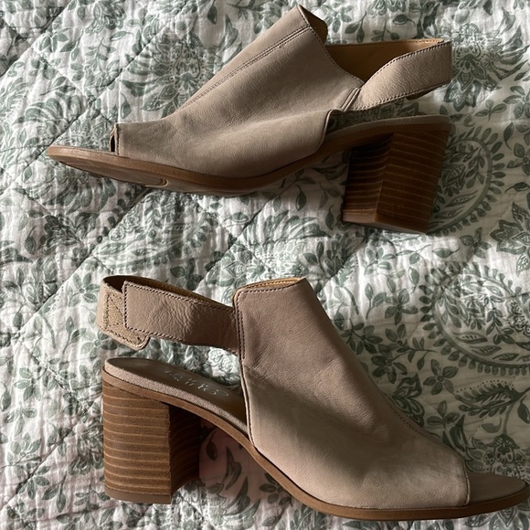 Franco Sarto Open Toe Suede Heels with Velcro Closure - Size 7.5 - Picture 3 of 5